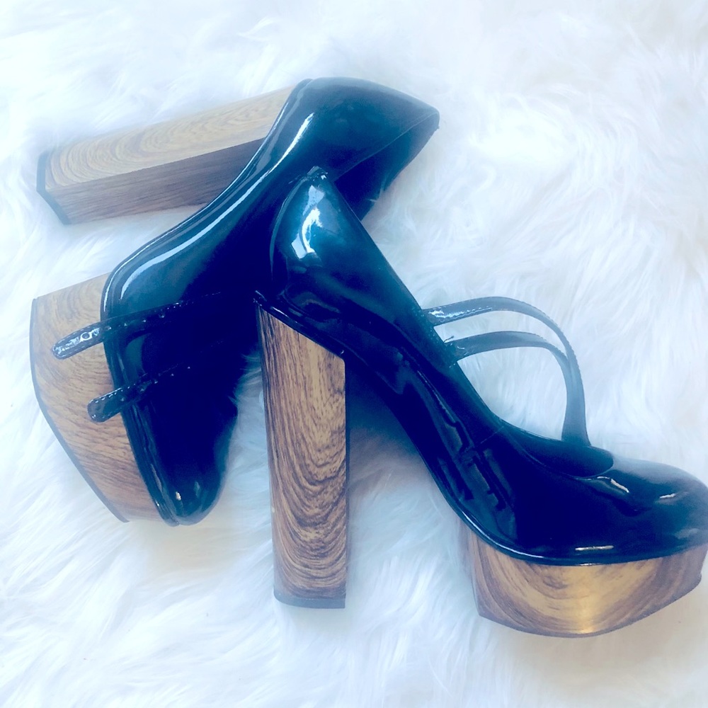 Platform black patent woman shoe